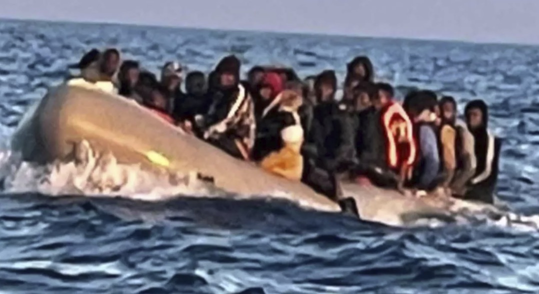 La Salvamar Mizar rescata a 56 inmigrantes a la deriva
