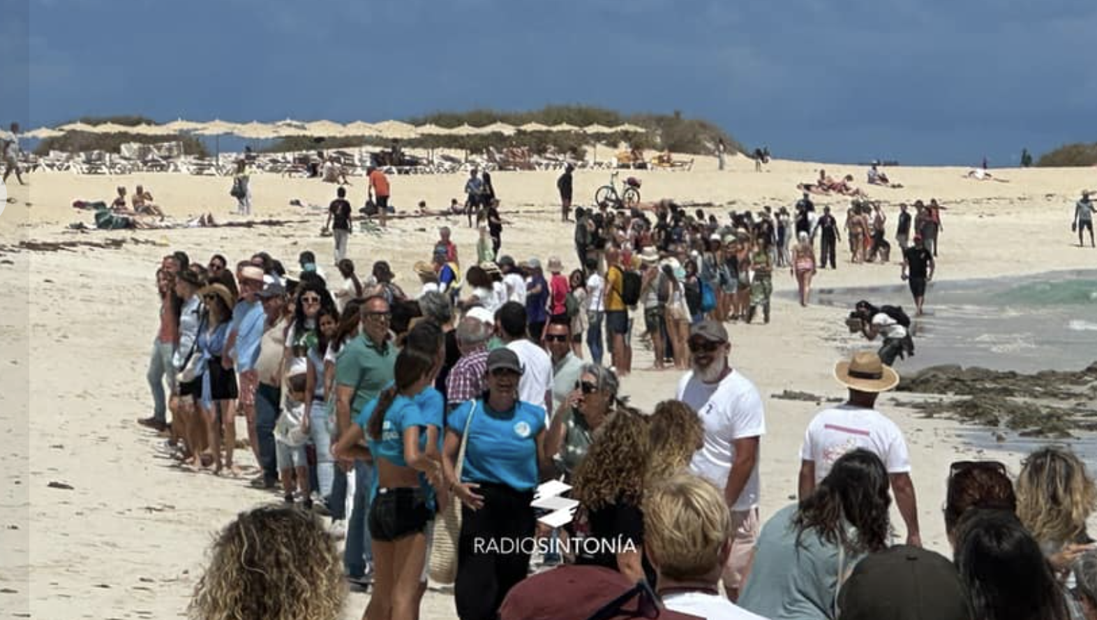 Alrededor 400 personas protestan en Corralejo contra las tierras raras