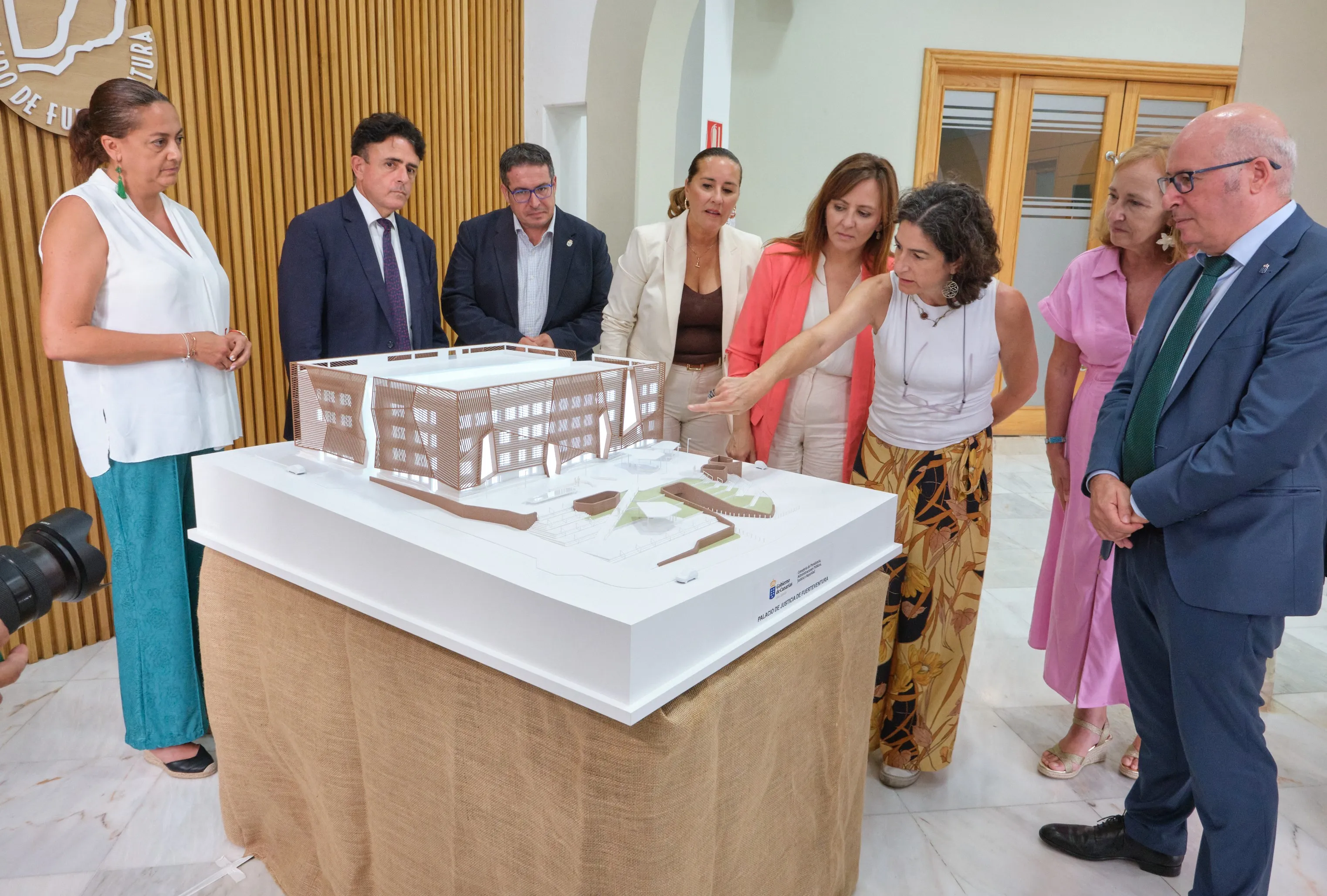 Nieves Lady Barreto Unveils the Model of the New Fuerteventura Court House