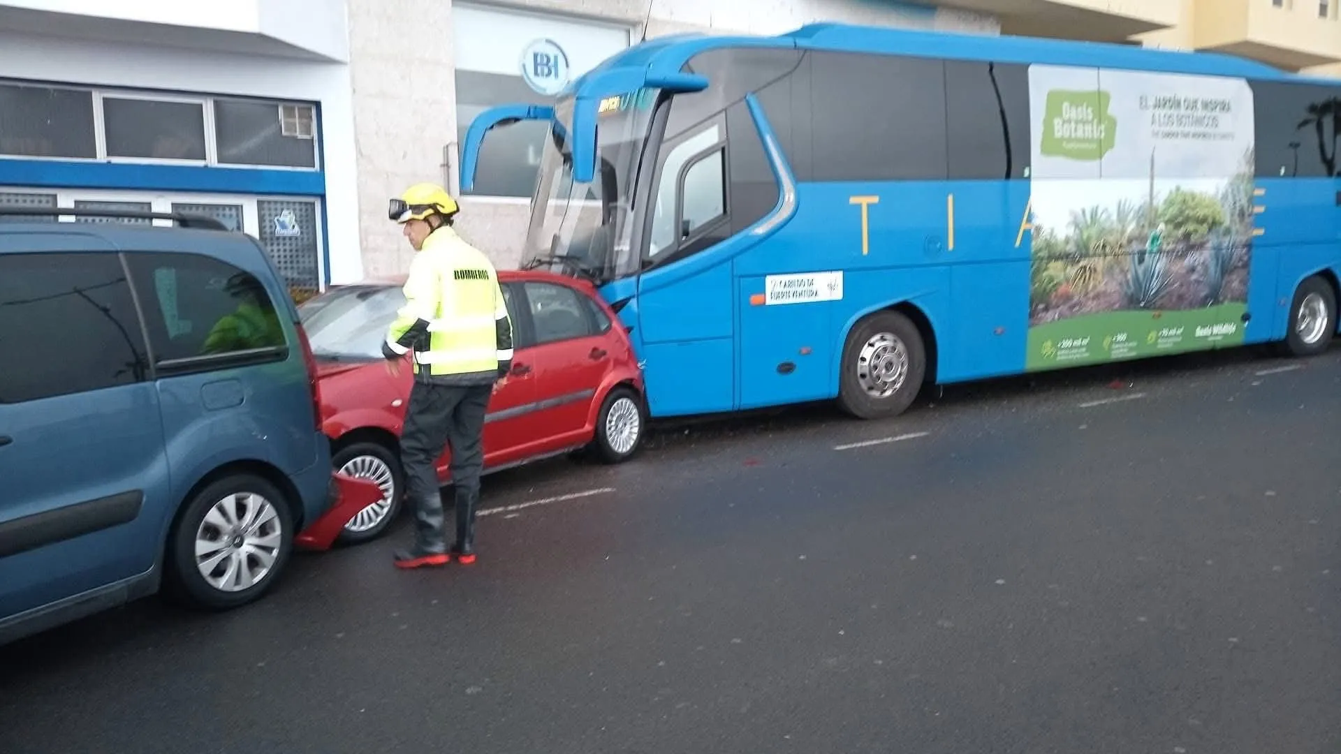 A Bus Loses Its Brakes and Crashes into 7 Cars in Corralejo A Bus Loses Its Brakes and Crashes into 7 Cars in Corralejo
