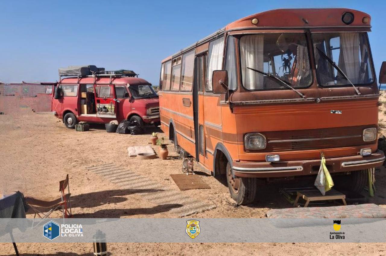 La Polic&iacute;a Local de La Oliva sanciona por acampar en la costa