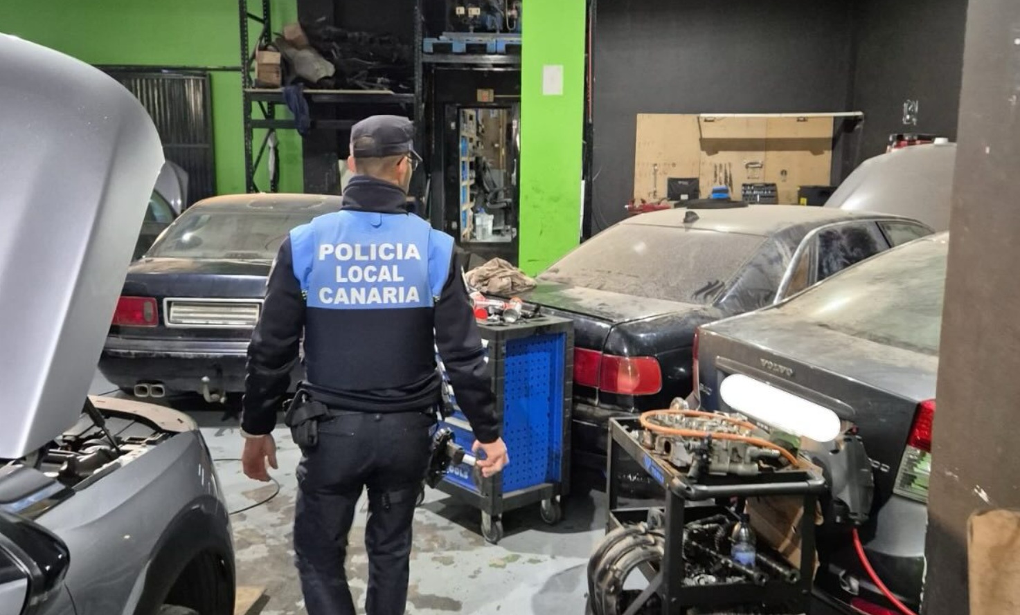 La polic&iacute;a municipal y extranjer&iacute;a act&uacute;an en dos talleres de Puerto del Rosario