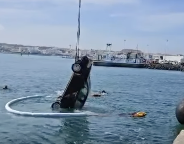 Cae al mar un coche en el muelle de Corralejo