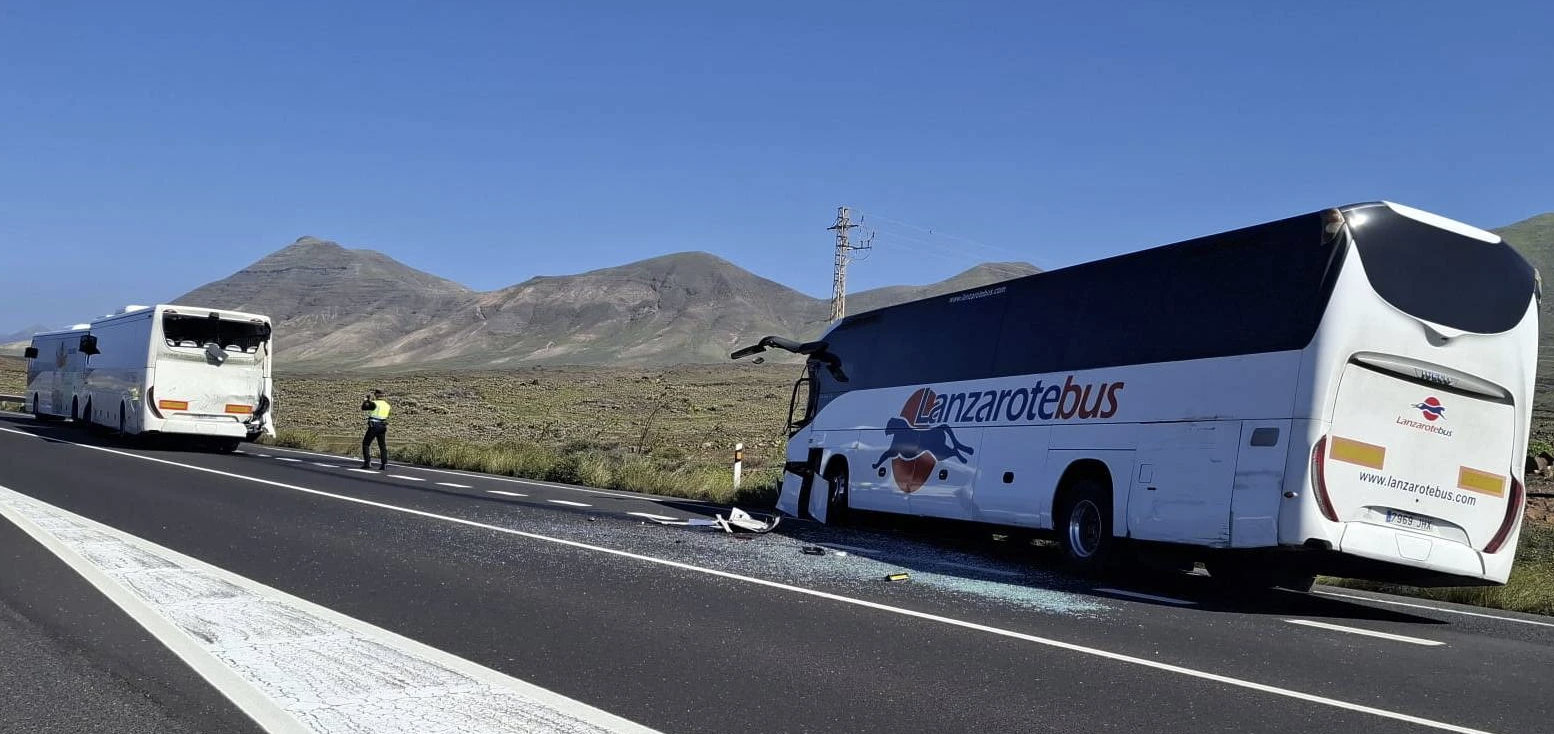 Aparatoso choque entre tres guaguas en Lanzarote
