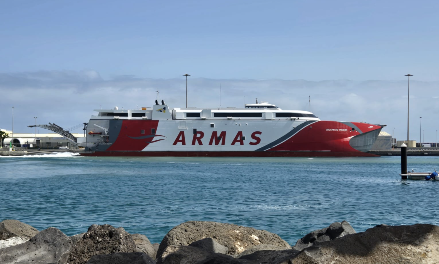 El barco de Armas de la l&iacute;nea Las Palmas Morro Jable tiene que atracar en Puerto