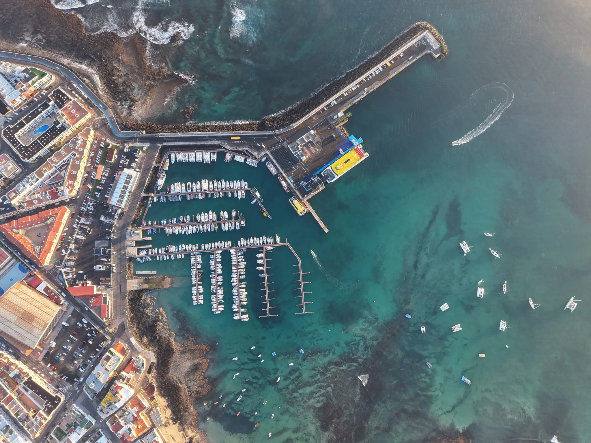 Cofradía and Maritime Entrepreneurs Express Concerns Over Corralejo Port