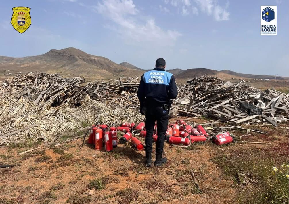 35 extintores vertidos ilegalmente en Tetir