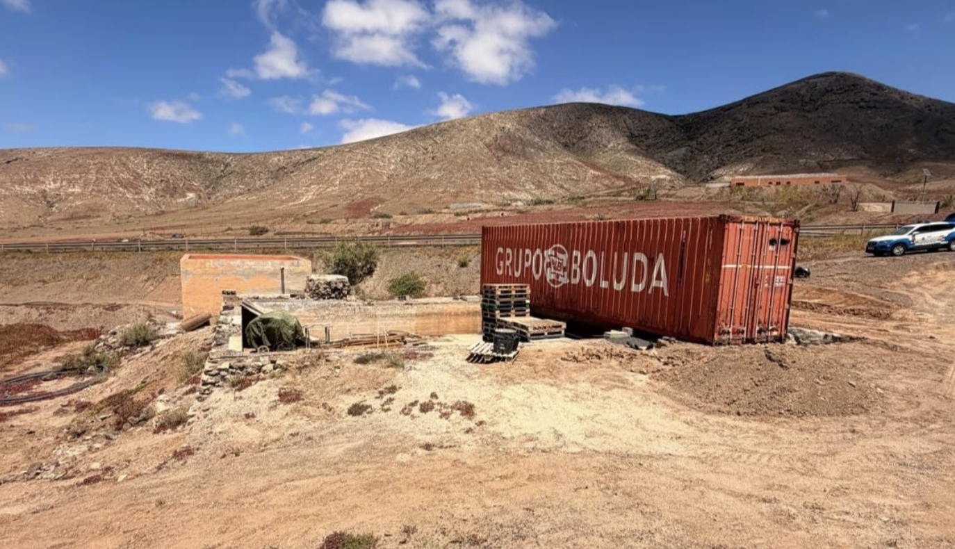 La polic&iacute;a local de Puerto precinta un contenedor en espacio natural