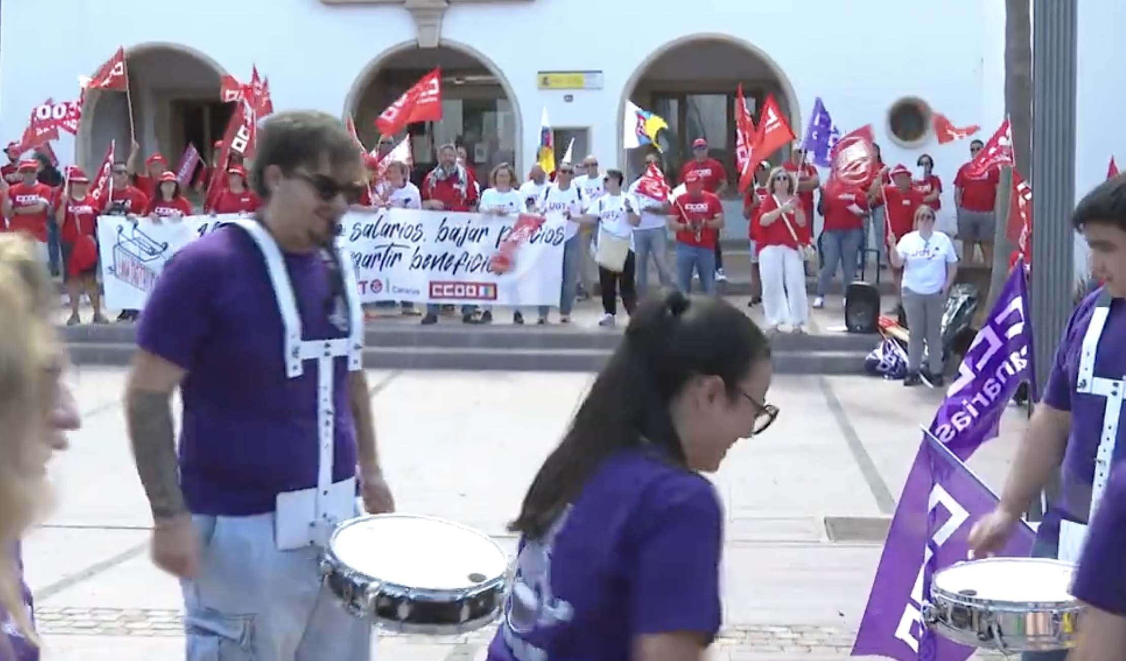 Miles de personas claman por una soluci&oacute;n al "polvor&iacute;n" de la vivienda y mejores salarios