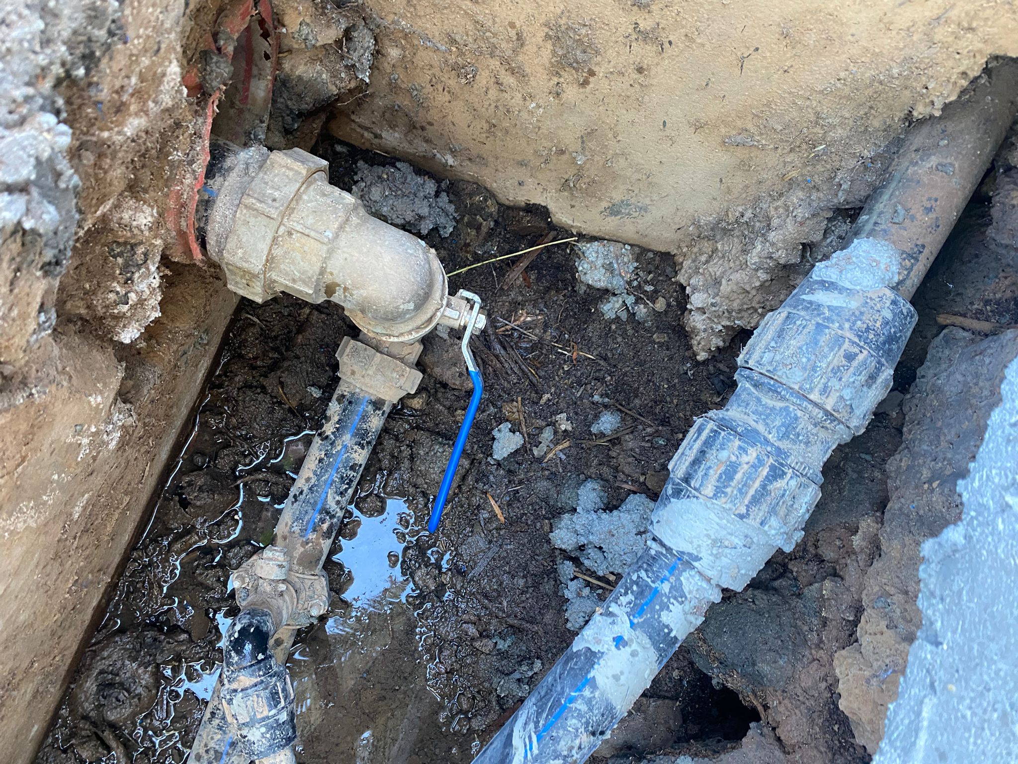 La manipulaci&oacute;n de una arqueta en Villaverde deja sin agua a parte del vecindario