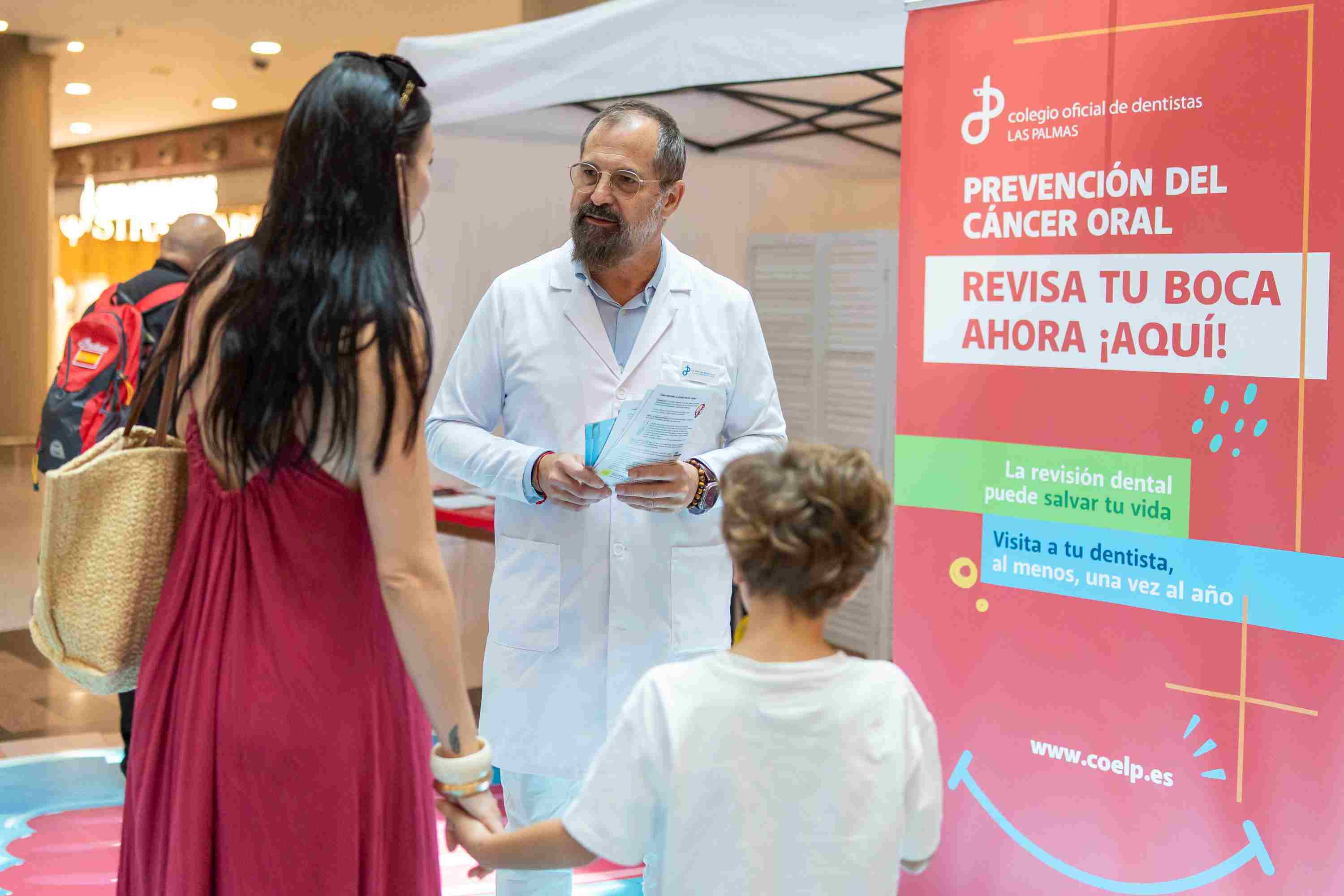 100 personas se revisan gratuitamente la boca en Fuerteventura