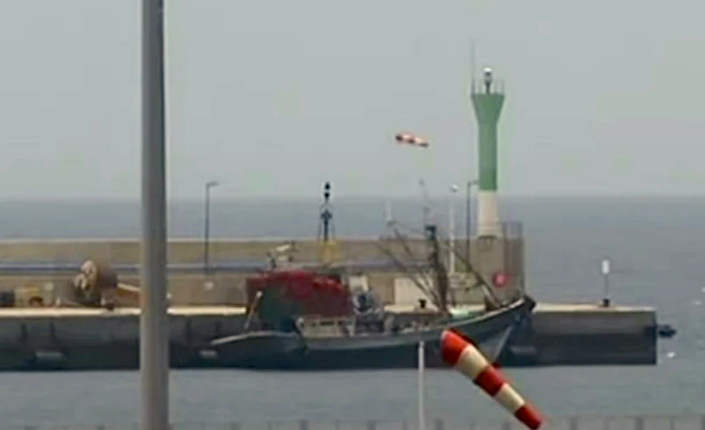 Rescatan a 100 kil&oacute;metros de Lanzarote a once hombres en pesquero robado en Marruecos
