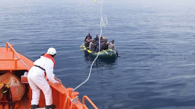 Salvamento Mar&iacute;timo rescata a 77 personas migrantes a bordo de una patera en aguas pr&oacute;ximas a Lanzarote