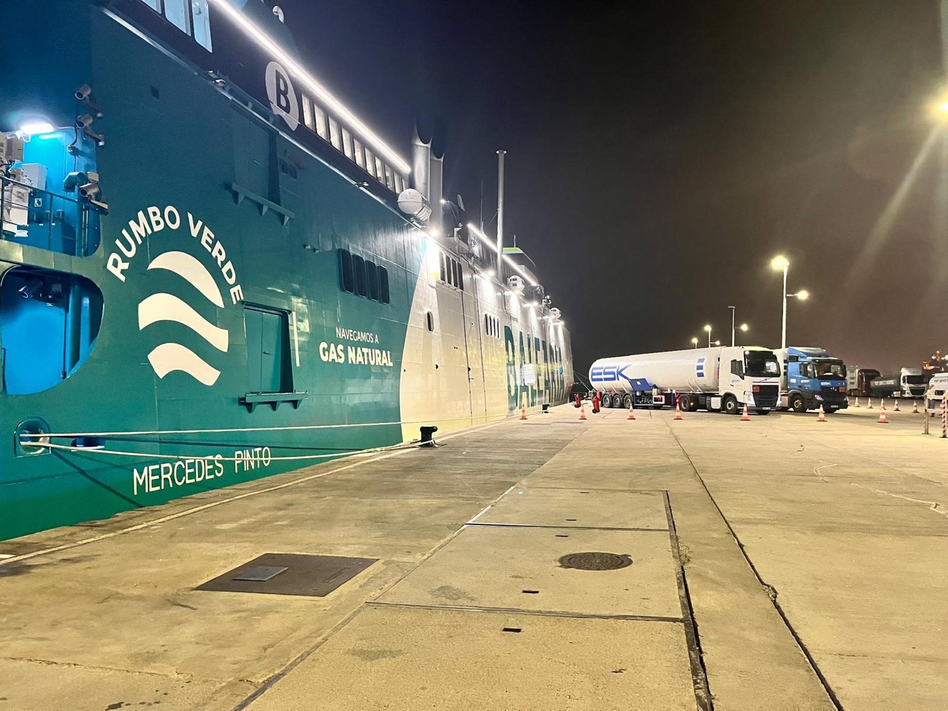 El Mercedes Pinto ya navega con gas licuado en Canarias