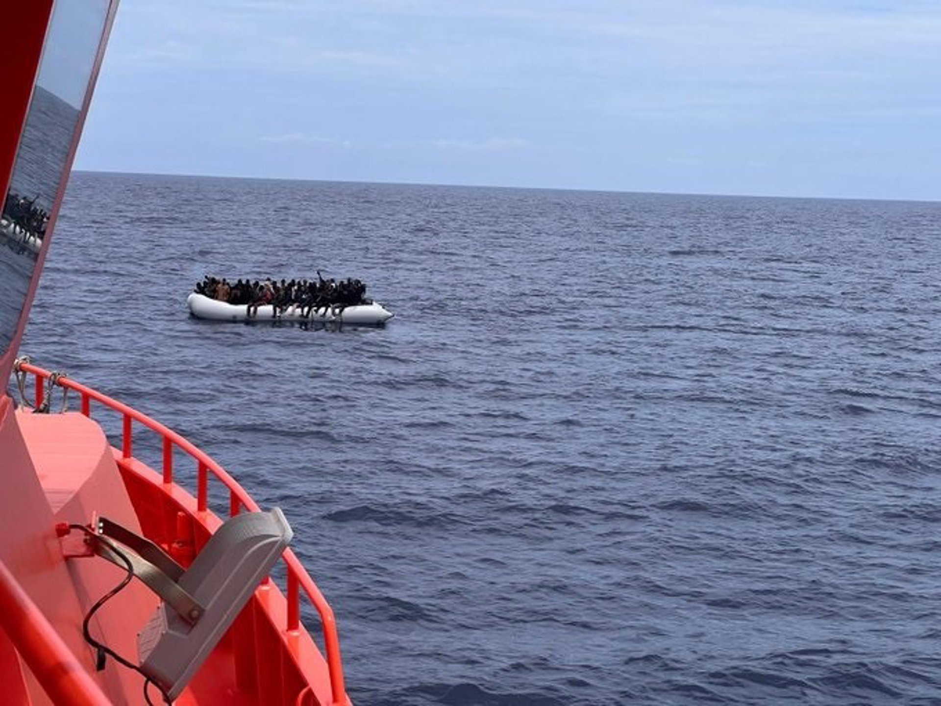 Rescatadas 50 personas migrantes a bordo de una neum&aacute;tica destino a Lanzarote
