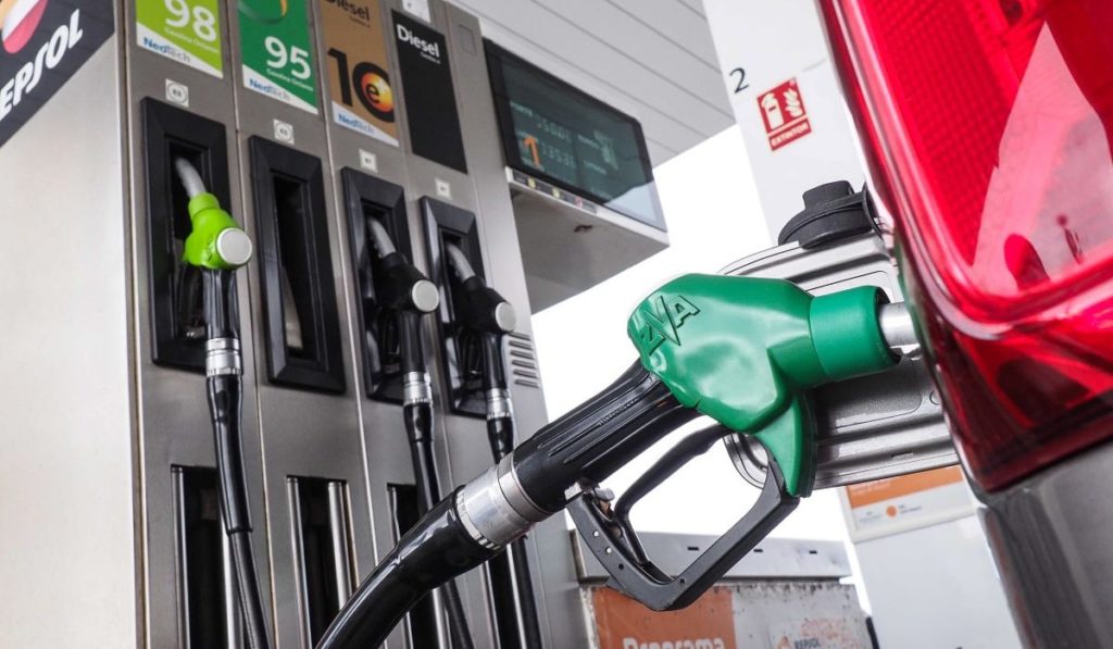 Canarias investiga lo lento que baja el combustible en las gasolineras cuando el petr&oacute;leo baja