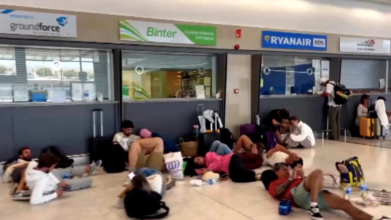 Mas de 20 horas tirados en el aeropuerto por la cancelaci&oacute;n de su vuelo