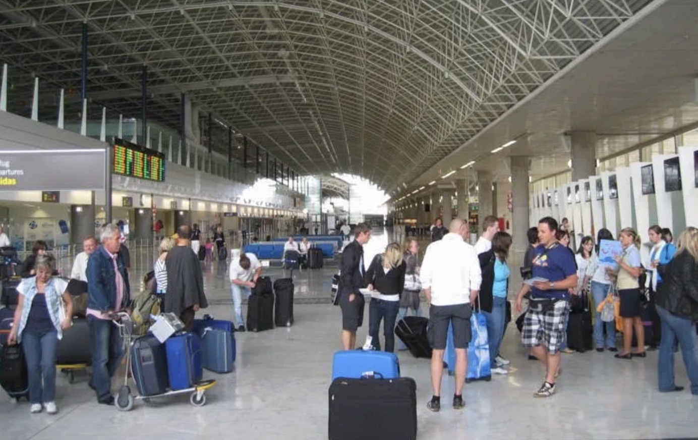 Los aeropuertos canarios de Aena registrar&aacute;n este s&aacute;bado 1.323 vuelos en el marco de la primera operaci&oacute;n "llegada"