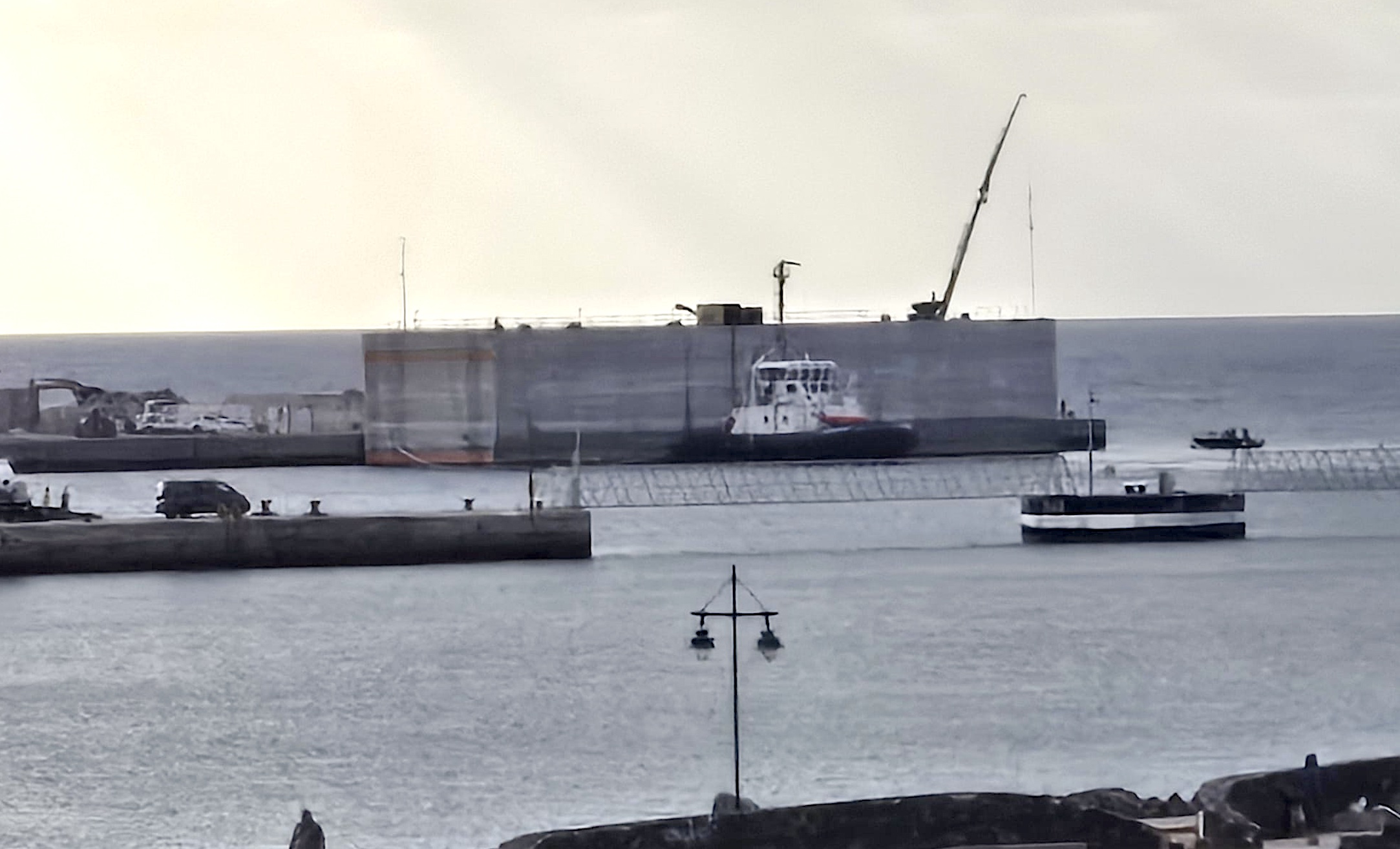 Comienza la instalaci&oacute;n de los bloques de hormigon para ampliar el muelle de la capital