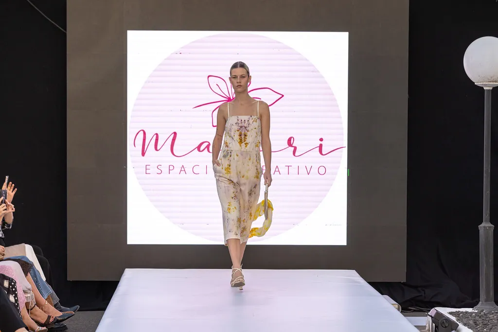Modelo presenta una creación de Marurí durante Fuerteventura Fashion Week 2026 en el Hotel El Mirador de Fuerteventura