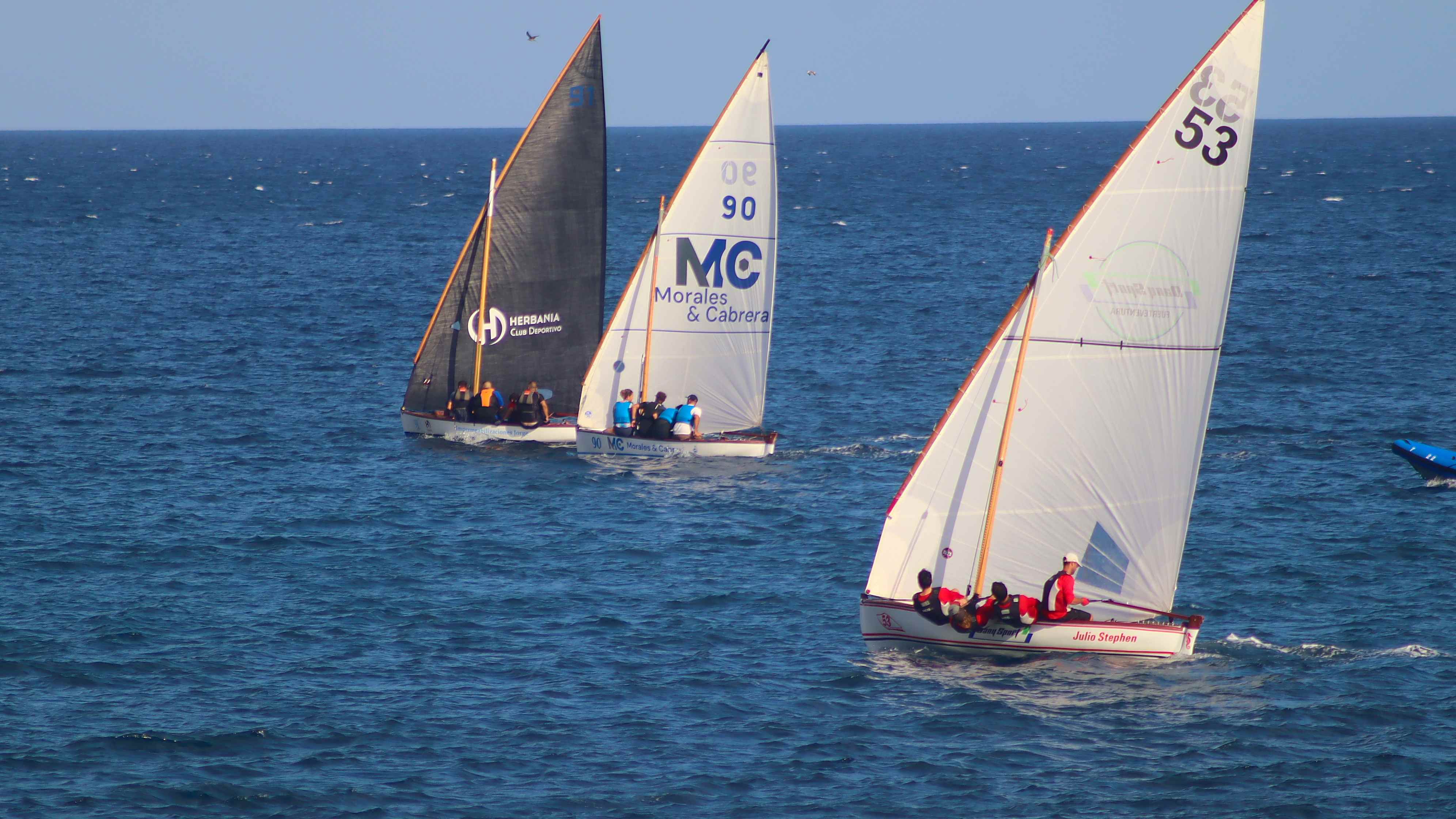 La vela latina canaria pone al d&iacute;a el calendario en la Bah&iacute;a de la capital