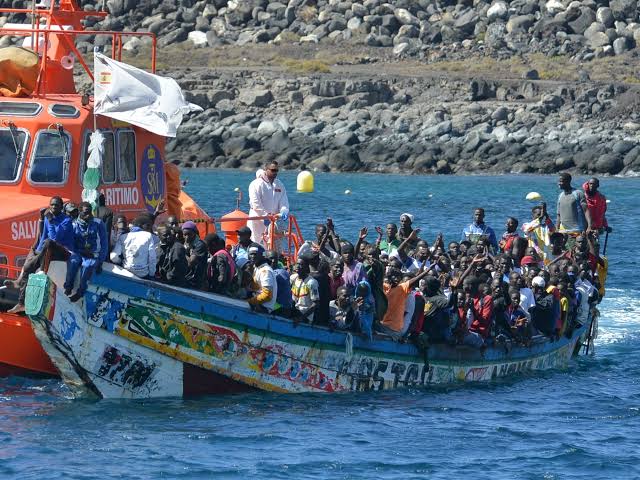 Canarias recibe a 668 migrantes en 24 horas en tres islas del archipi&eacute;lago
